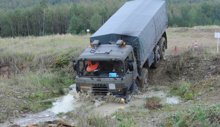 Jednou ze soutěžních disciplín byla jízda v terénu.