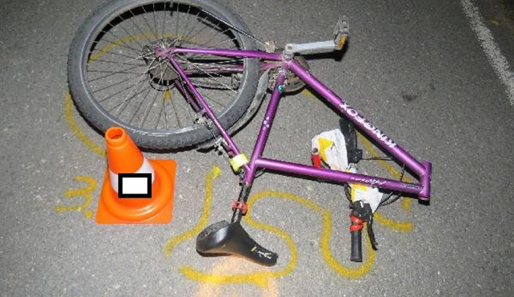 K tragické nehodě došlo ve čtvrtek 12. října kolem osmé hodiny večer na silnici u Dunajovic na Jindřichohradecku. Při střetu s osobním autem tam zemřel cyklista.