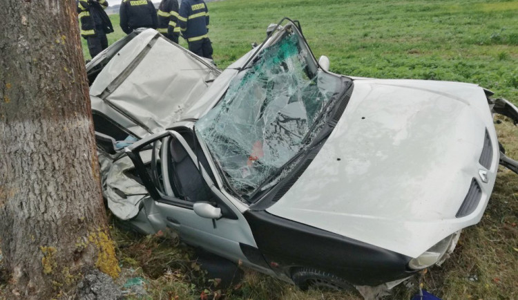 Řidič ve vysoké rychlosti své auto nezvládl a havaroval. Projel příkopem a skončil ve stromě