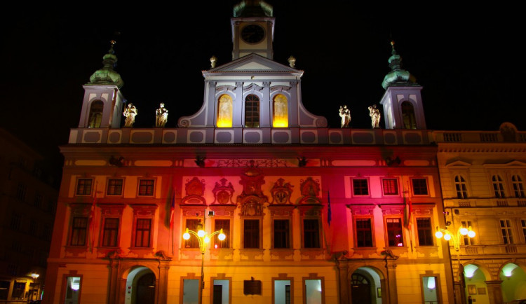 Růžově nasvícená budějcká radnice