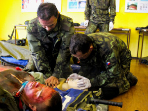 Vojáci nacvičují resuscitaci pacienta.