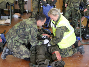 Účastníci kurzu byli možná jedněmi z posledních, kteří se učili používat speciální pomůcky pro zajištění trauma pacienta. Na snímku vojáci nasazují junkční turniket.
