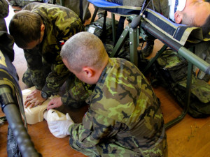 Simulace podmínek na ROLI 1 (polní stanici první pomoci). Resuscitace pacienta může probíhat ve stísněném prostoru.