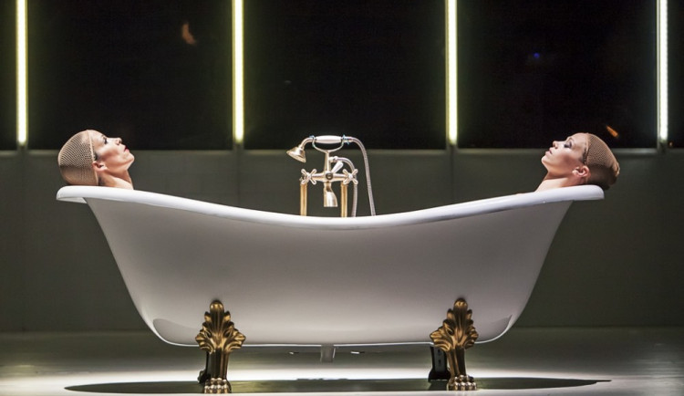 La traviata, na snímku jsou Maria Bisso (Violetta) a Julie De Meulemeester (Duše).