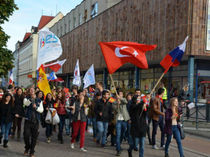 Budějcemi projde na počest programu Erasmus průvod Flag Parade