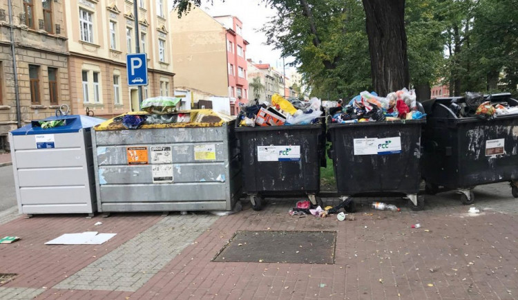 Takový obrázek už snad bude v Českých Budějovicích minulostí, když se kontejnery na tříděný odpad budou častěji vyvážet.