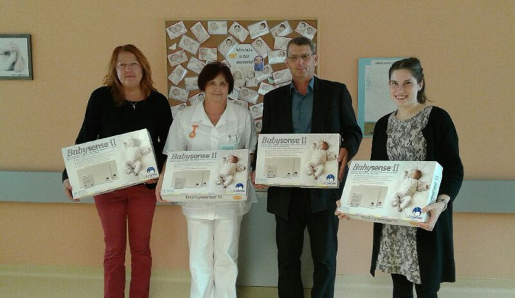 Strakonická nemocnice dostala od Nadace Křižovatka čtyři nové monitory dechu.