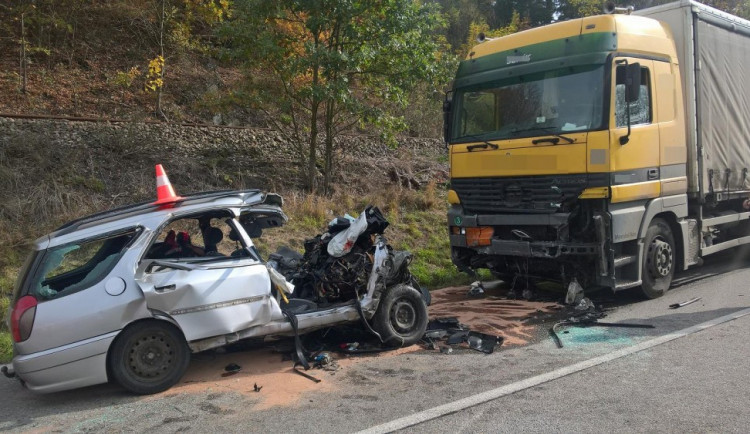 Tragická dopravní nehoda na Strakonicku si vyžádala dva lidské životy.