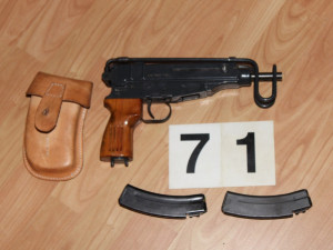 Zbraně, které Národní centrála proti organizovanému zločinu, zabavila.