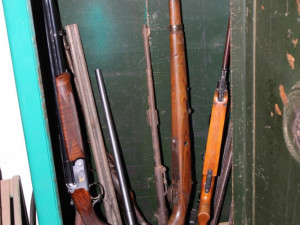 Zbraně, které Národní centrála proti organizovanému zločinu, zabavila.