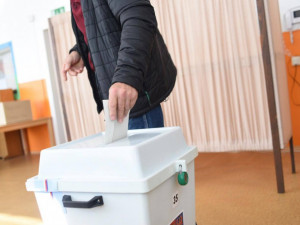 VOLBY 2017: Volební místnosti se otevřely i na jihu Čech. Jen v Budějcích jich je devadesát