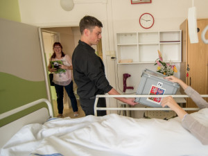 Českobudějovická nemocnice již tradičně umožnila svým pacientům vhodit hlasovací lístek s jejich kandidáty do volební urny.