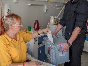 Českobudějovická nemocnice již tradičně umožnila svým pacientům vhodit hlasovací lístek s jejich kandidáty do volební urny.
