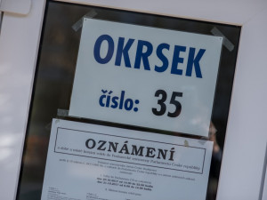 Poslance si v první den voleb vybraly více než dvě pětiny voličů