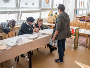 Poslance si v první den voleb vybraly více než dvě pětiny voličů