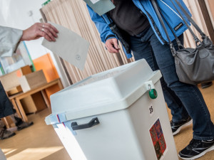 Poslance si v první den voleb vybraly více než dvě pětiny voličů