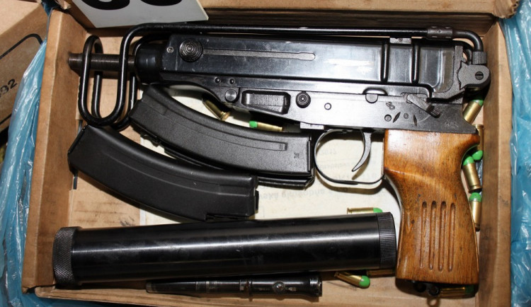 Zbraně, které Národní centrála proti organizovanému zločinu, zabavila.