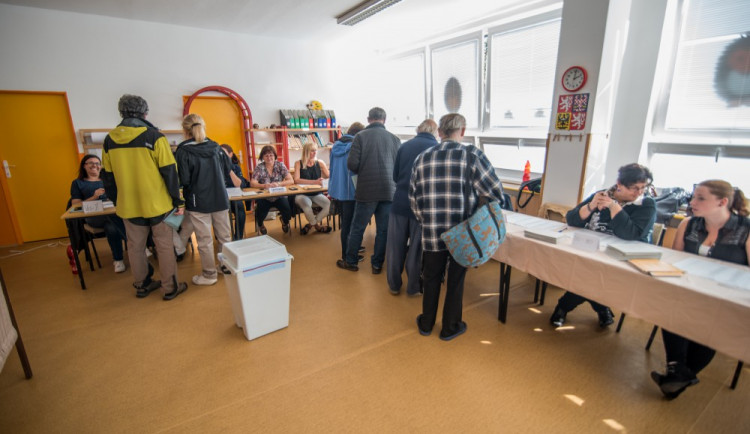 Poslance si v první den voleb vybraly více než dvě pětiny voličů