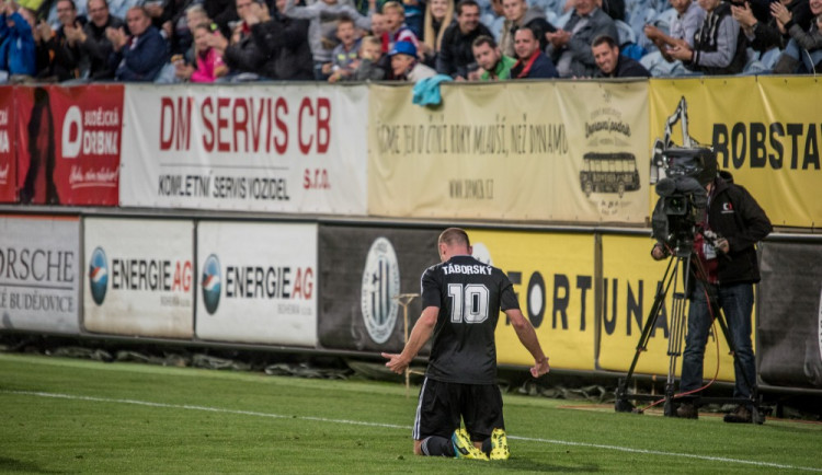 Ivo Táborský slaví gól v opavské síti