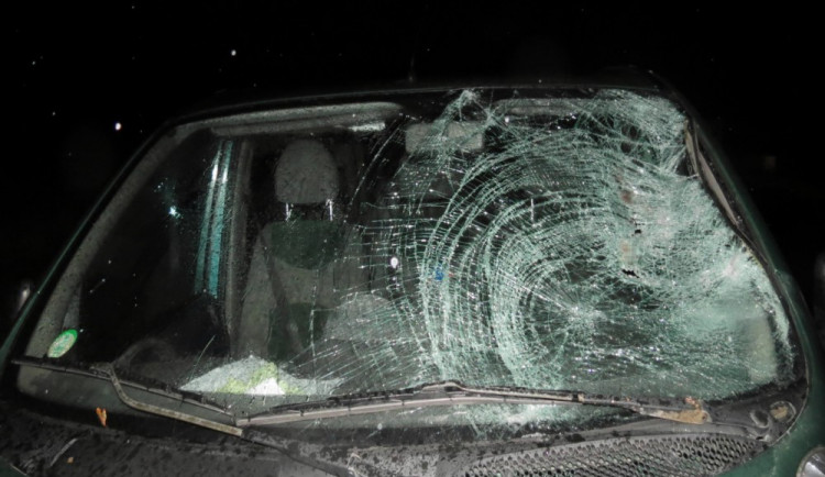 U Sezimova Ústí srazil automobil chodce. Ten šel po silnici se sluchátky a v tmavém oblečení