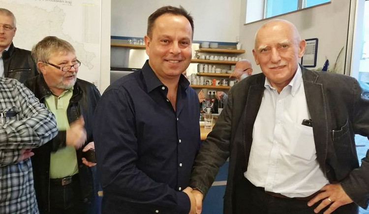 Jihočeská ODS zdvojnásobila počet poslaneckých mandátů. Voliči je přidělili dvěma Janům, Zahradníkovi a Bauerovi (na snímku zprava).