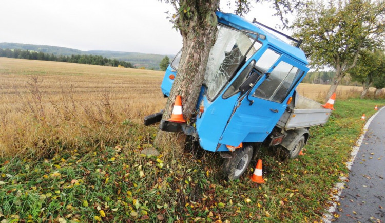 Řidič multikáry narazil do stromu. S těžkým zraněním ho vrtulník transportoval do nemocnice