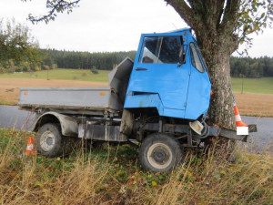 Těžká zranění utrpěl řidič multikáry, který u obce Vacov na Prachaticku nezvládl průjezd zatáčkou, dostal se mimo silnic, kde narazil do stromu.