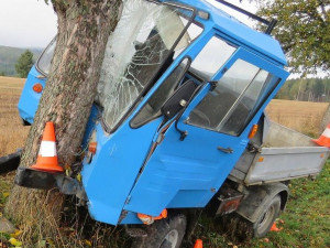 Těžká zranění utrpěl řidič multikáry, který u obce Vacov na Prachaticku nezvládl průjezd zatáčkou, dostal se mimo silnic, kde narazil do stromu.