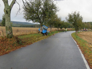 Těžká zranění utrpěl řidič multikáry, který u obce Vacov na Prachaticku nezvládl průjezd zatáčkou, dostal se mimo silnic, kde narazil do stromu.