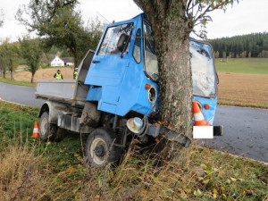 Těžká zranění utrpěl řidič multikáry, který u obce Vacov na Prachaticku nezvládl průjezd zatáčkou, dostal se mimo silnic, kde narazil do stromu.