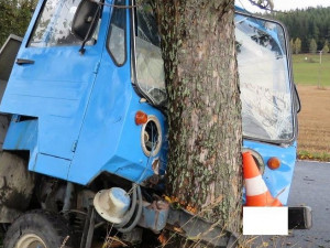 Těžká zranění utrpěl řidič multikáry, který u obce Vacov na Prachaticku nezvládl průjezd zatáčkou, dostal se mimo silnic, kde narazil do stromu.