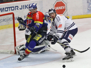 Velkou šanci navrátilce Radka Prokeše, bráněného Filipem Pyrochtou, gólman Kořenář zmařil