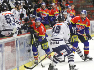 Vlastimil Dostálek se dere do útoku podél mantinelu