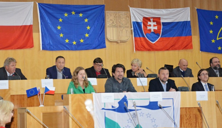 V sále zastupitelstva Jihočeského kraje byl v úterý 24. října zahájen mezinárodní projekt LIFE, díky němuž kraj získá z Evropské unie na ochranu přírody více než pět milionů eur.