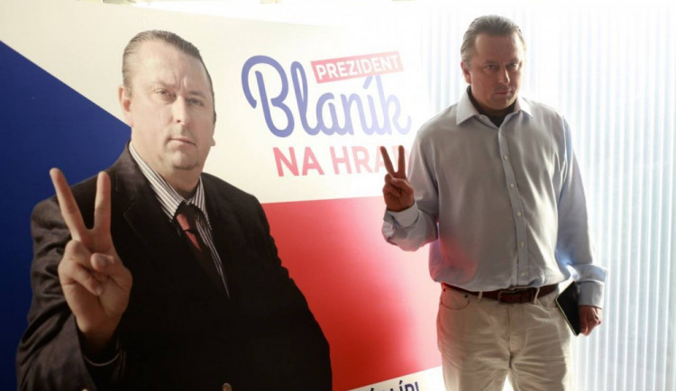 Fiktivní prezidentský kandidát Blaník slíbil lidem máslo