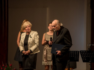 Zlatou šupinou ocenila jihočeská hejtmanka Ivana Stráská šest osobností ve čtvrtek 26. října v prostorách bývalé zámecké jízdárny v Hluboké nad Vltavou, kde sídlí Alšova jihočeská galerie.