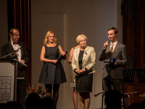 Zlatou šupinou ocenila jihočeská hejtmanka Ivana Stráská šest osobností ve čtvrtek 26. října v prostorách bývalé zámecké jízdárny v Hluboké nad Vltavou, kde sídlí Alšova jihočeská galerie.