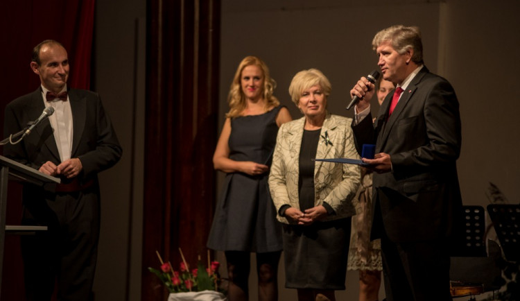 Zlatou šupinou ocenila jihočeská hejtmanka Ivana Stráská šest osobností ve čtvrtek 26. října v prostorách bývalé zámecké jízdárny v Hluboké nad Vltavou, kde sídlí Alšova jihočeská galerie. Na snímku je Jiří Boček.