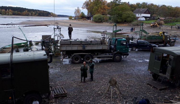 Loví se rybník Bezdrev