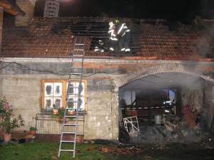 V Plasné došlo k požáru rodinnému domu. Hasičům komplikuje výjezd silný vítr