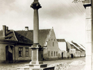 Před hospodou stál barokní sloup, na kterém byla umístěna socha Panny Marie.