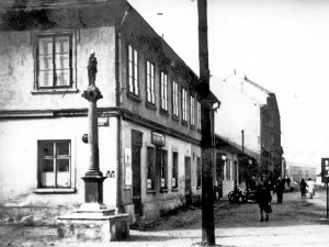 Před hospodou stál barokní sloup, na kterém byla umístěna socha Panny Marie.