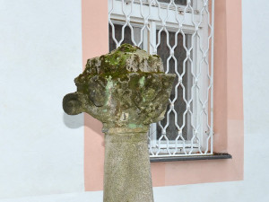 Před hospodou stál barokní sloup, na kterém byla umístěna socha Panny Marie.