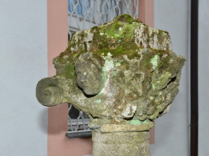 Před hospodou stál barokní sloup, na kterém byla umístěna socha Panny Marie.