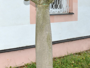 Před hospodou stál barokní sloup, na kterém byla umístěna socha Panny Marie.