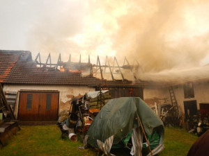 Jindřichohradečtí hasiči likvidují další požár. Hoří v Kamenném Malíkově