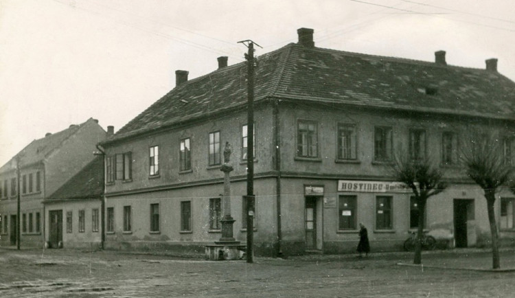 Před hospodou stál barokní sloup, na kterém byla umístěna socha Panny Marie.