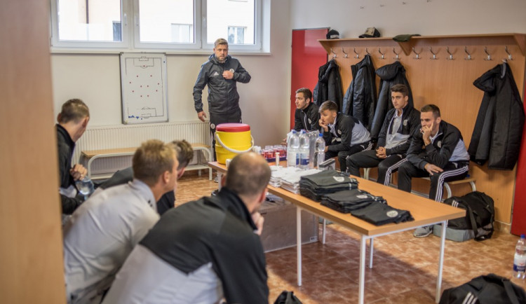 Šatna SK Dynamo České Budějovice při derby na začátku porady