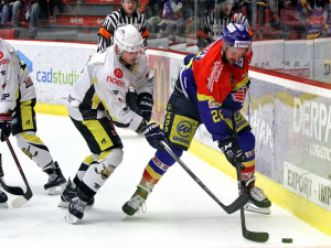 Mitch Fillman atakovaný soupeřem za vlastní klecí