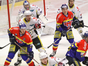 Rok Pajič s Ondřejem Šulkem (zleva) hlídkují před hostující brankou